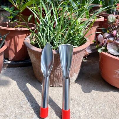 一把尖头不锈钢园艺铲和一把平头不锈钢园艺铲，是挖掘野生蔬菜、松土（用于盆栽植物）、园艺铲、多用途海铲、盆栽植物铲、松土铲、种植花卉铲、挖掘野生蔬菜铲、挖沙铲、翻土铲、挖掘竹笋铲、长茎铲等工具。