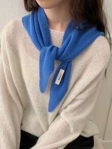 一条流苏三角围巾，用途广泛，保暖舒适，适合冬季佩戴，可作头饰或时尚多功能礼品。 - 彩色 - 查看 3