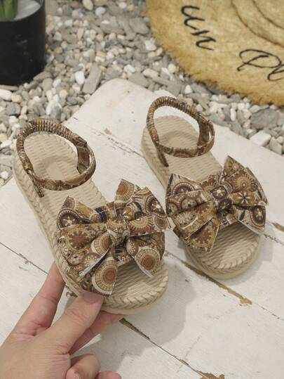 1双加大码棕色幼儿/小女孩平底凉鞋，柔软舒适的黑白波点网布鞋带，饰有蝴蝶结，后跟松紧设计，圆头露趾可爱罗马凉鞋，适合3-15岁女孩日常、休闲、旅行、度假穿着，春夏新品