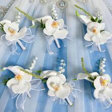 男士婚礼白色玫瑰满天星胸花，优雅玫瑰腕花，适合新郎伴郎婚礼装饰，新娘伴娘腕花，适合舞会、订婚、返校节、父女共舞、浪漫婚礼、情人节等场合佩戴。 - 彩色 - 查看 7