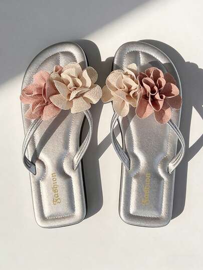 3D立体花卉装饰女士纯色露趾平底凉鞋，女士夏季沙滩凉鞋，新款沙滩凉鞋，优雅休闲百搭女士平底拖鞋，女士平底凉鞋，露趾凉鞋，露趾拖鞋，银色拖鞋，银色凉鞋