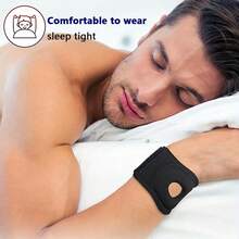 舒适护腕，有助于缓解腕管综合征，男女皆宜，适合日常佩戴。这款可调节护腕是运动员和健身爱好者的理想之选，旨在为高强度训练提供可靠的支撑和全天候的舒适感。它贴合手腕的自然曲线，提供精准的稳定性，同时确保活动自如。中央圆形镂空设计有助于减轻腕骨压力，在不影响支撑的前提下提升佩戴舒适度，使其成为长时间训练的理想之选。 - 彩色 - 查看 2