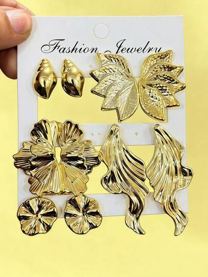 10件套 时尚金色耳环套装，左右各一，包含五瓣花、贝壳、叶子等造型，光滑圆形，质感丰富，适合夏季旅行和度假佩戴。