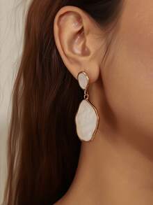 1 Pair Asymmetrical Oval Pendant Earrings, Acrylic Inlaid Vintage Earrings For Women, European And American Fashion Niche Elegant Earrings - Resin Earrings - View 1