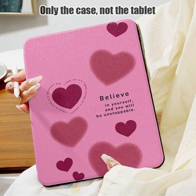 1个粉色爱心图案PU皮革翻盖保护套，带360°旋转支架和笔槽，支持自动休眠/唤醒功能，适用于三星A9/A9+/S9/S9FE/A11/A11+/S11/S10 FE/S10 FE+/S10 Lite等热门机型，也适用于Air 5/6、荣耀等。是开学季、情人节、节日送礼佳品。