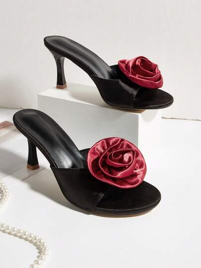 2026 Nuevos Sandalias de Verano Florales Francesas de Una Pieza para Mujer, Sandalias de Tacón Alto Versátiles de Punta Abierta, Zapatos Slip-On de Punta Redonda de Nicho, Tacones Altos Elegantes Versátiles para Fiesta, Sandalias de Tacón Alto de Satén Negro con Decoración Floral