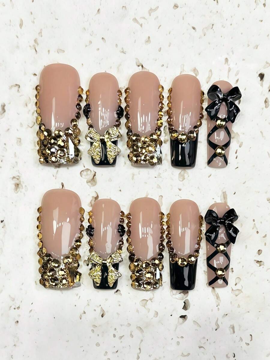 Bộ 10 móng tay giả acrylic vuông dài thủ công, phong cách Y2K Goth, màu đen đậm kiểu Pháp với nơ vàng và đá pha lê màu sâm panh, họa tiết vẽ tay tinh tế, có thể tái sử dụng. Bộ móng tay giả acrylic tự làm dành cho nữ và bé gái, thích hợp sử dụng hàng ngày và dự tiệc.