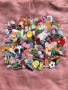 [5枚/10枚/20枚/30枚/40枚/50枚/60枚/70枚/80枚/90枚/100枚] 卡通人物胸针随机组合套装 - 时尚哥特复古朋克珐琅徽章，英文标语字母胸针，可别在衬衫、包包和外套上 - 英文标语锌合金翻领别针，休闲装扮的完美之选，也是馈赠亲友的理想礼物 - 彩色 - 查看 13