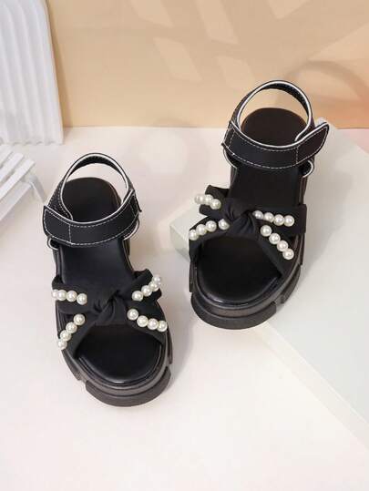 1 đôi sandal đế xuồng màu đen cho bé gái, chất liệu da mềm mại, màu trơn, đính ngọc trai sáng bóng, mũi tròn hở gót, đế dày chống trượt, khóa dán, kiểu dáng thời trang học đường, thích hợp cho đi biển, sinh hoạt hàng ngày, nghỉ mát, lễ hội, mẫu mới mùa xuân/hè.