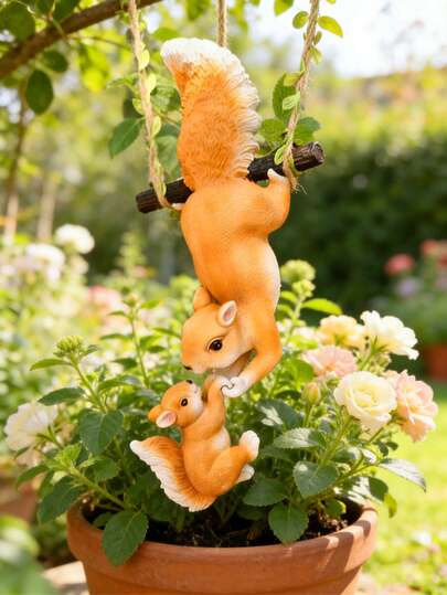 1件可爱松鼠树脂挂饰️ 可爱的母子松鼠摆件，非常适合悬挂在花园栅栏、树枝或露台栏杆上。为户外和后院装饰增添一丝奇趣。