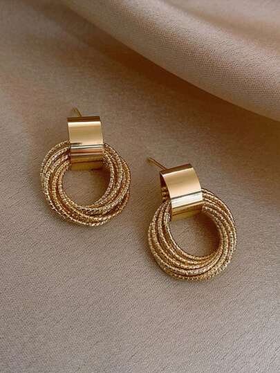 1 Đôi bông tai cưới hình tròn rỗng, kiểu dáng đơn giản và thời trang với nhiều lớp quấn quanh, phù hợp cho các bữa tiệc và phụ kiện ngày Valentine của phụ nữ.