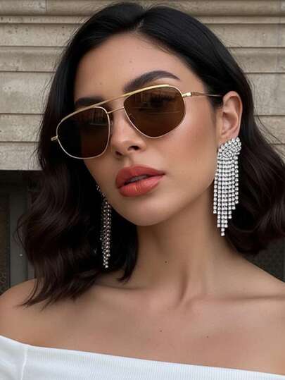 一副女士金属双梁飞行员款时尚眼镜，适合日常出行、海滩装扮、商务休闲、夏季海滩度假以及秋冬季户外旅行。复古飞行员镜框，是外出和返校季的理想之选。