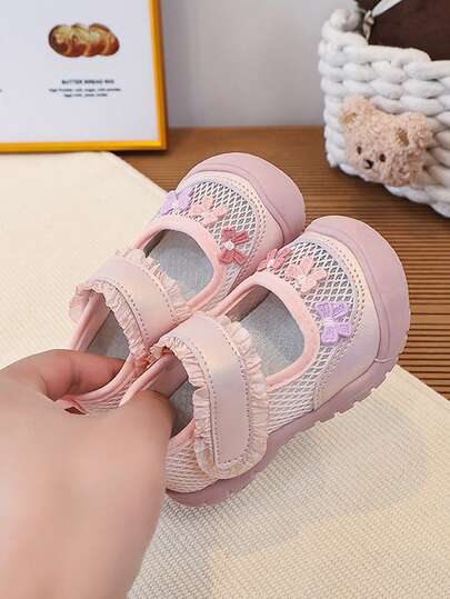 Dép xăng đan thời trang cho bé, kiểu dáng kín mũi, mềm mại, thoải mái và thoáng khí, thích hợp cho mùa xuân và mùa hè.