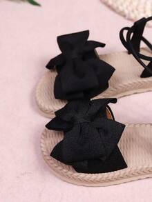 1 paire de sandales de plage plates, couleur unie en tissu doux avec grand nœud décoratif, bride de cheville élastique, bout rond, semelle flexible antidérapante, style romain mignon et à la mode pour filles, convient pour le quotidien, la plage et le campus au printemps et en été - Noir - Voir 6