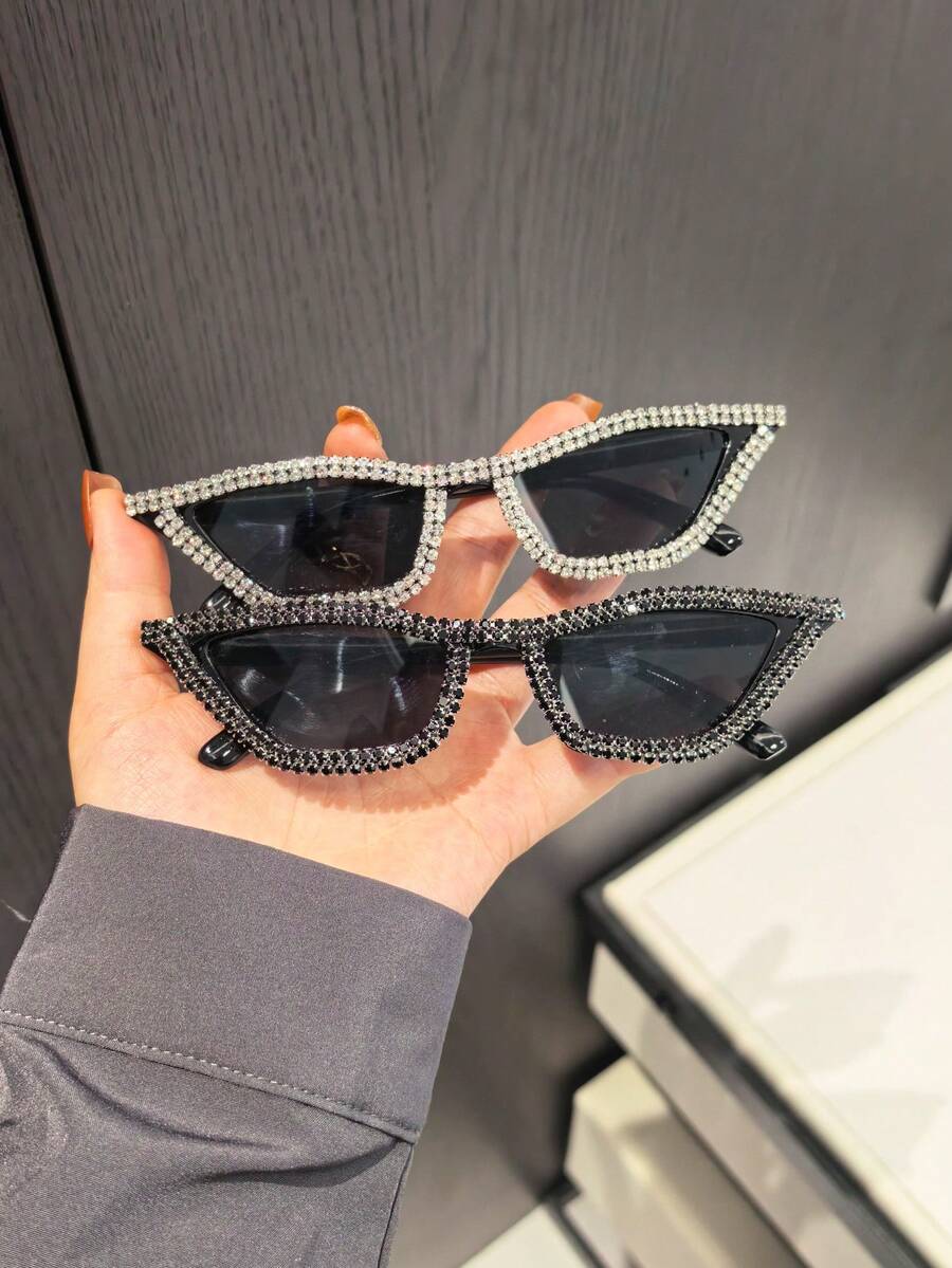 Dos pares de gafas de mujer con marco negro y adornos de cristal y strass, con forma de ojo de gato, adecuadas para la playa, bodas y fiestas temáticas, Halloween, San Valentín, vacaciones de verano en la playa, actividades al aire libre y viajes (con paño de limpieza) - Blanco y Negro - Ver 1