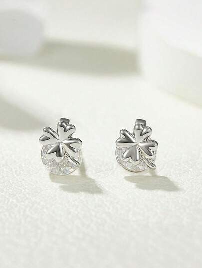 一对简约百搭的四叶草耳钉，适合日常佩戴，也是送给亲朋好友的礼物。
