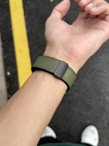 1件瘋馬紋矽膠皮革磁吸錶帶，相容於/，適用於20mm/22mm錶帶 - 軍綠色 - 查看 5