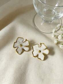 A Pair Of Stylish And Elegant White Floral Earrings With Gold Accents, Featuring 18K Gold-Plated Stainless Steel Studs-The Perfect Everyday Earrings For Women. - 2pcs Gold-edged White Flower - View 4
