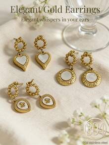 Un ensemble de 6 boucles d'oreilles élégantes en or avec une perle blanche au centre, fabriquées en acier inoxydable plaqué or 18 carats - les boucles d'oreilles parfaites pour le port quotidien des femmes. - 6 boucles d'oreilles en or - Voir 1