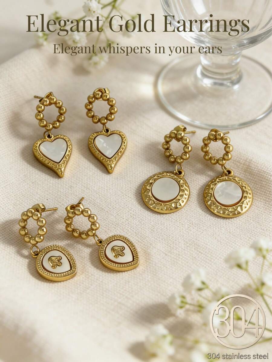 Un ensemble de 6 boucles d'oreilles élégantes en or avec une perle blanche au centre, fabriquées en acier inoxydable plaqué or 18 carats - les boucles d'oreilles parfaites pour le port quotidien des femmes. - 6 boucles d'oreilles en or - Voir 1