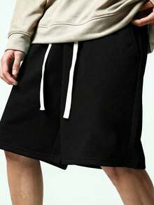 男士黑色纯色撞色抽绳休闲短裤，采用抗皱涤纶面料，机洗后无需熨烫即可穿着，适合通勤和短途出行；撞色抽绳腰带既实用（可调节松紧）又时尚，两侧隐藏式口袋可安全存放手机、钥匙和其他日常必需品。夏季 - 黑色 - 查看 5