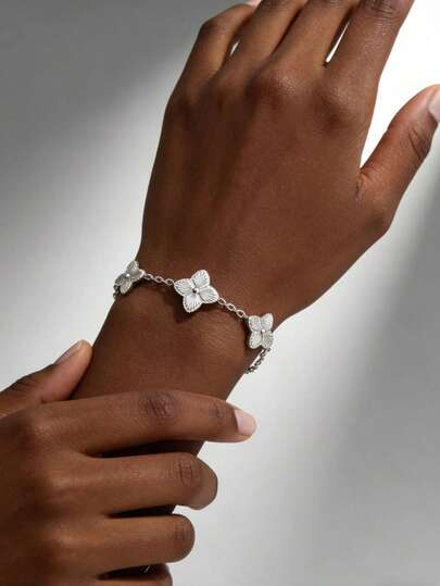 1 chiếc vòng tay hình cỏ bốn lá bằng thép không gỉ khắc laser tối giản, bùa may mắn dành cho nữ.