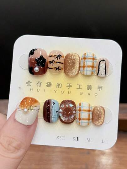 10片/套美甲贴片，色彩缤纷！有秋冬琥珀涂鸦、酷炫撞色、闪亮猫眼效果，而且都是手工绘制的。DIY美甲必备！