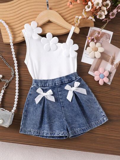 Bộ 2 món cho bé gái: Áo hai dây trắng năng động + quần short denim xanh, kiểu dáng công chúa mùa hè nhẹ nhàng.