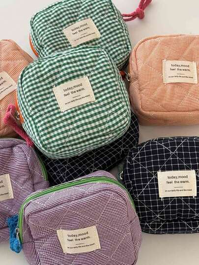 حقيبة تخزين مبطنة ذات نقشة مربعات أنيقة، ضرورية للسفر النسائي. حقيبة خفيفة وقابلة للحمل مناسبة لطلاب والمستلزمات المنزلية. تحتفظ بالحقيبة منظمة وتحتوي على التغيير والفوط الصحية والمفاتيح والسماعات. تخزين مريح وسهل الوصول.