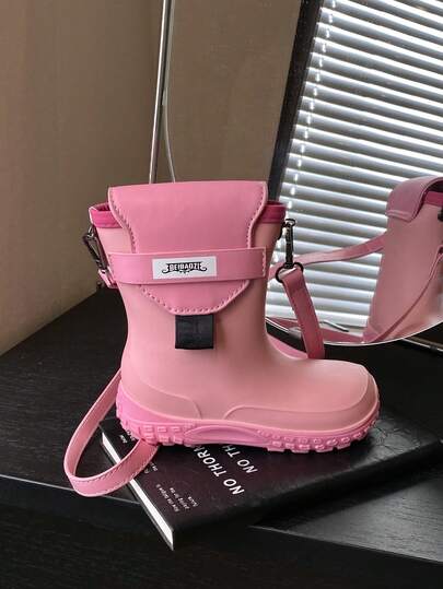 人造皮革材质搭配硅胶趣味靴子，配以撞色斜挎包，女士时尚之选。