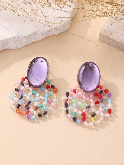 一对手工制作的色彩鲜艳的串珠波西米亚风耳环，适合女性佩戴，可用于度假、派对、海滩、集市和日常佩戴。