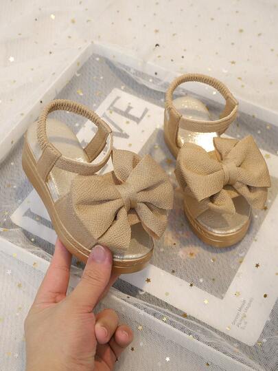 1 đôi sandal đế xuồng màu nâu cho bé gái, chất liệu vải mềm mại, trang trí nơ, quai sau co giãn, mũi tròn hở ngón, đế mềm nhẹ, kiểu dáng công chúa dễ thương, thích hợp cho đi biển hàng ngày, đi nghỉ mát, đi học, lễ hội, tiệc tùng, mẫu mới xuân/hè.