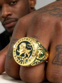 这款男士戒指设计精美，整体风格复古别致。戒指中央是深蓝色珐琅底，上面浮雕着一头金色雄狮。雄狮鬃毛卷曲，前爪高举，姿态威武雄壮。 - 彩色 - 查看 2