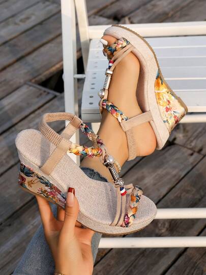 WRCVS Beige damsandaler med slumpmässiga tryck, sommarplatåsandaler med kilklack, handgjorda pärlströja i retro bohemisk stil för semester, bekväma skor med tjock botten