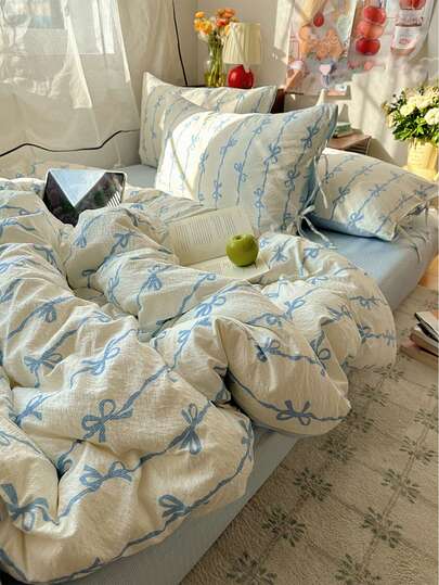 Bộ ga trải giường 4 món họa tiết nơ xanh dương (1 vỏ chăn, 2 vỏ gối, 1 ga phủ), kiểu dáng dễ thương và thanh lịch, mềm mại và thân thiện với da, phù hợp cho giường đơn/giường đôi, dùng được cả bốn mùa.