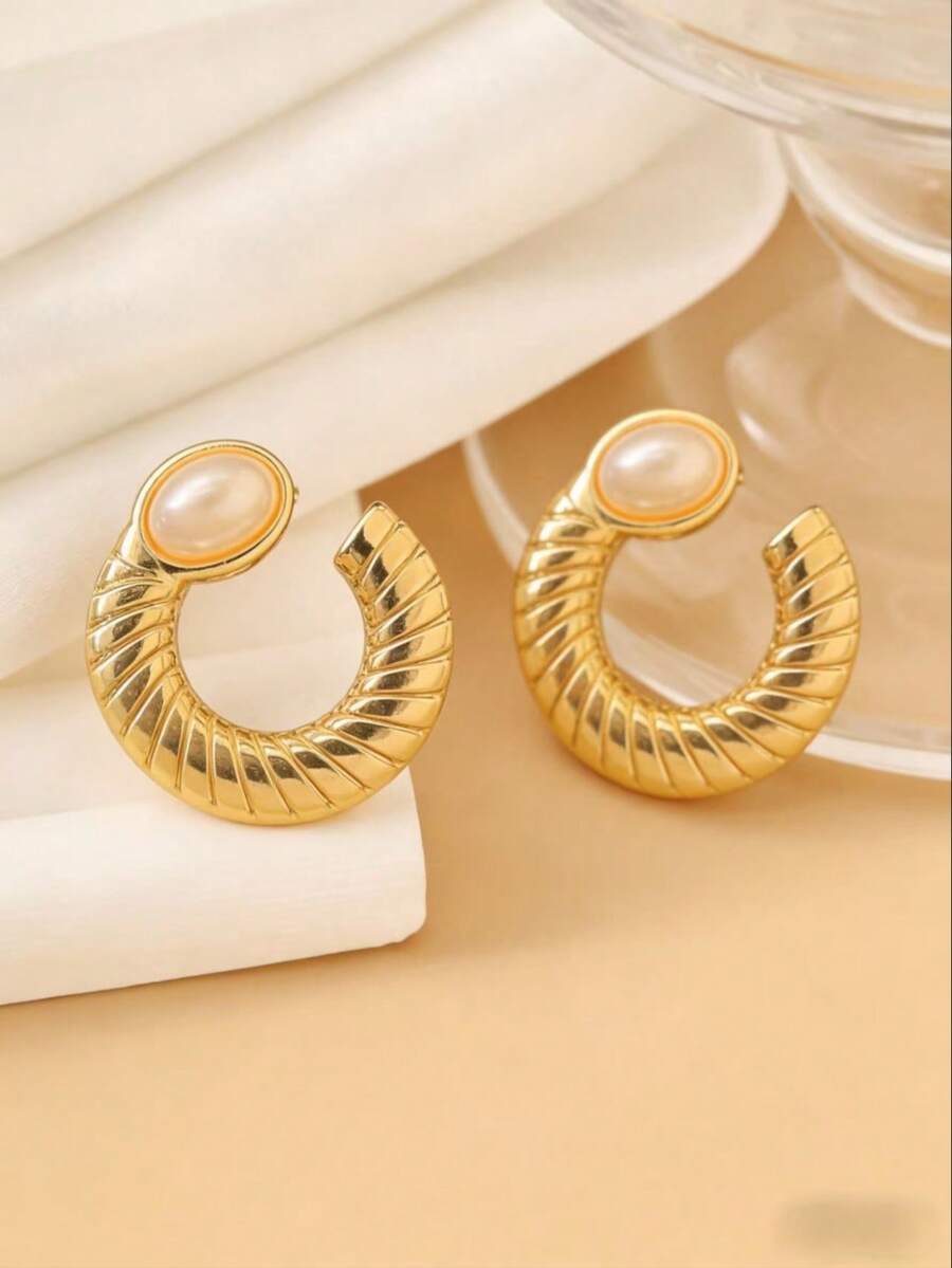 Pendientes de aro chapados en oro de 18K de acero inoxidable - Superficie pulida suave, pendientes de perla con forma de C. Estos pendientes hipoalergénicos son resistentes al desvanecimiento, perfectos para uso diario o como regalo para amigos. - Dorado - Ver 1