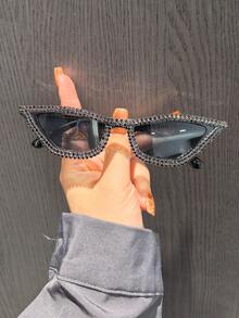 Dos pares de gafas de mujer con marco negro y adornos de cristal y strass, con forma de ojo de gato, adecuadas para la playa, bodas y fiestas temáticas, Halloween, San Valentín, vacaciones de verano en la playa, actividades al aire libre y viajes (con paño de limpieza) - Blanco y Negro - Ver 7