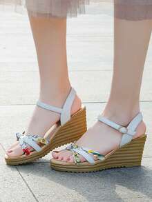 Giày sandal đế xuồng quai ngang cài khóa kiểu dáng mới mùa hè cho bé gái, sandal mũi tròn bằng da lộn, gót thấp. - trắng - Xem 2