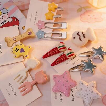 SANRIO 15个甜美可爱发夹，侧刘海夹，甜美酷炫的鱼星发饰。随机发夹套装，情人节派对礼物及小型装饰配件。适合日常通勤造型、拍照、旅行穿搭和礼品包装。