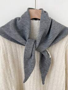 一条流苏三角围巾，用途广泛，保暖舒适，适合冬季佩戴，可作头饰或时尚多功能礼品。 - 彩色 - 查看 13