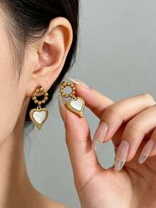 Un ensemble de 6 boucles d'oreilles élégantes en or avec une perle blanche au centre, fabriquées en acier inoxydable plaqué or 18 carats - les boucles d'oreilles parfaites pour le port quotidien des femmes. - 6 boucles d'oreilles en or - Voir 2