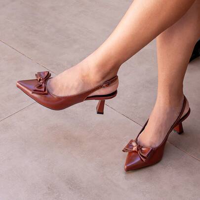 Sapato Slingback Feminino Scarpin Salto Taça Médio Mule Tira Atras Com Laço Elegante Bico Fino Social Semelhante ao Couro Maricotta