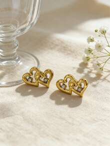 一对时尚优雅的金色立方氧化锆耳环，采用 18K 镀金不锈钢耳钉——是女士日常佩戴的完美耳环。 - 2pcs愛心鋯石 - 查看 4
