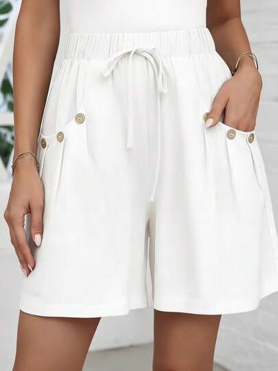 Quần short Bermuda ống rộng màu trắng bằng vải dệt thoải mái dành cho nữ, có điểm nhấn là cúc trang trí.