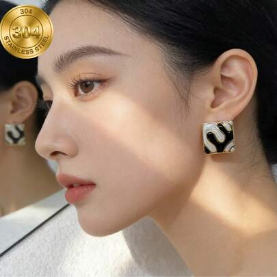 A Modern Minimalist Retro Light Luxury Small-Quantity Black And White Square Geometric Pattern Women's Earrings. Recommended For Daily Commuting, Shopping, Leisure Afternoon Tea, Art Exhibitions, And Friend Gatherings.