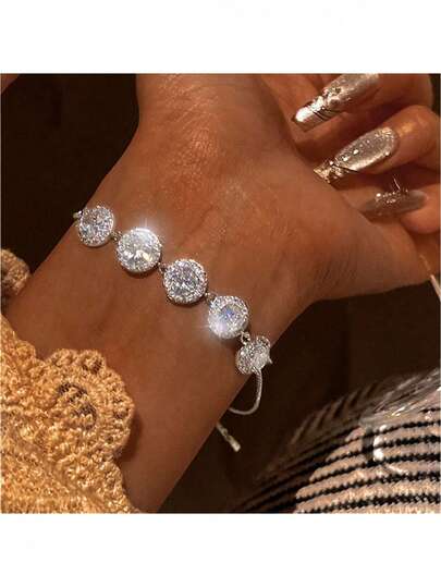 这款高端精致的925银手链镶嵌圆形锆石，可调节长度，时尚百搭，适合女性佩戴。日常佩戴、参加派对、通勤皆宜。是节日送给女性的完美礼物。