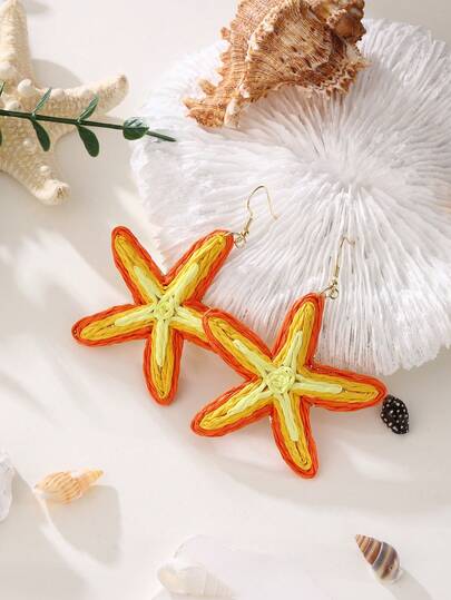 一对手工制作的撞色夸张海星造型耳环，适合海滩度假、派对和日常佩戴。