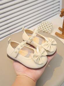 1 đôi giày bệt cho bé màu be dễ thương, thiết kế đính ngọc trai, đế mềm chống trơn trượt, thích hợp cho mùa xuân, hè, thu và đông. - Màu be - Xem 3