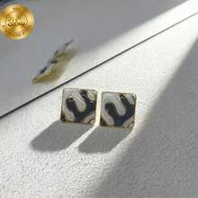 A Modern Minimalist Retro Light Luxury Small-Quantity Black And White Square Geometric Pattern Women's Earrings. Recommended For Daily Commuting, Shopping, Leisure Afternoon Tea, Art Exhibitions, And Friend Gatherings. - Black and White - View 4