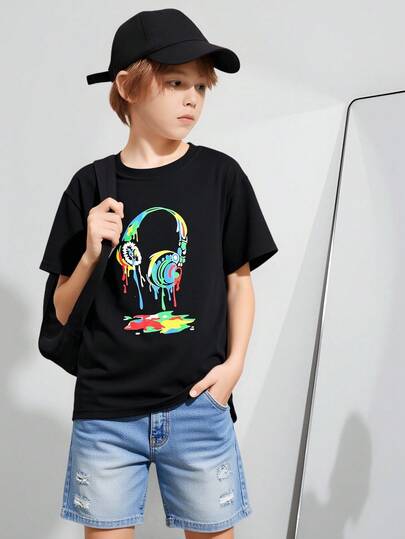 Bộ quần áo thể thao nam gồm áo sơ mi tay ngắn và quần short denim rách in hình tai nghe graffiti nhiều màu sắc, thích hợp cho mùa xuân/hè.